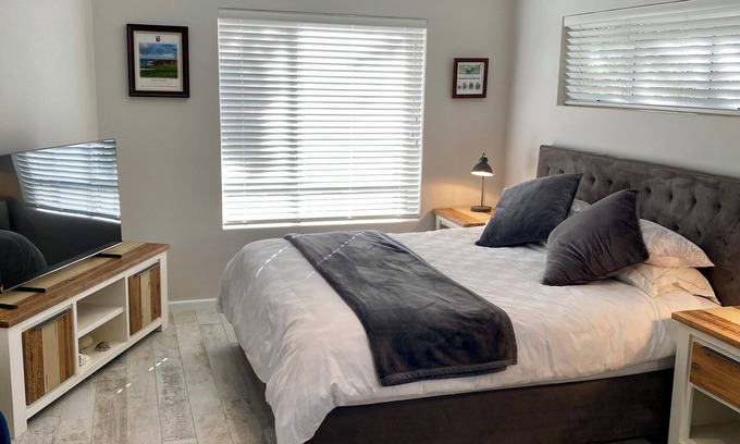 Somerset West Apartment | LUXURIOUS TWO-STORY SELF-CATERING RETREAT IN THE HEART OF THE CAPE WINELANDS n