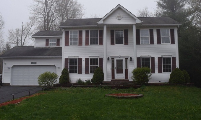 Tobyhanna House | Luxurious Villa in Pocono near Ski Slopes & Camelback with Game room & Hot tub