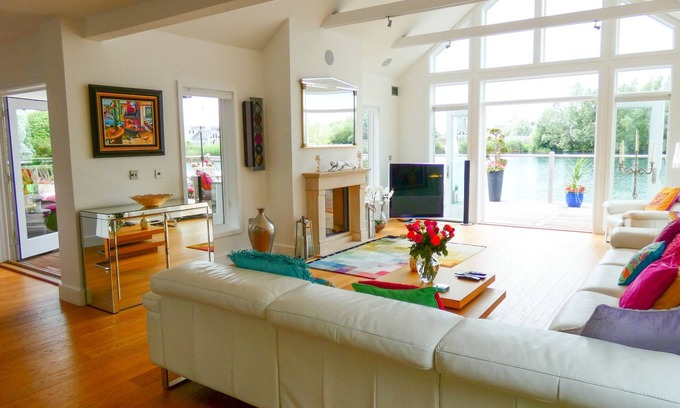 South Cerney House | Luxuriously appointed 4 bedroom lakeside house