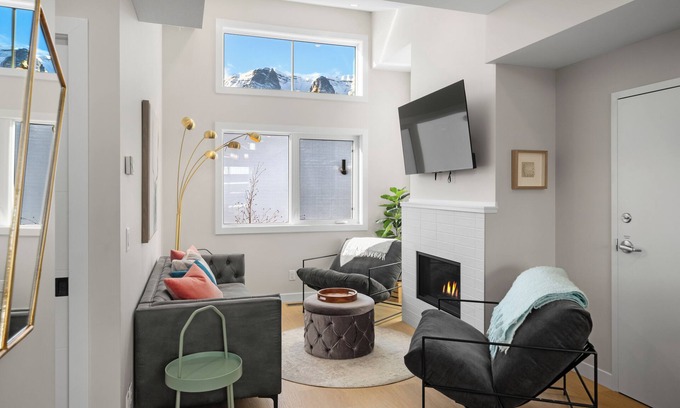 Harvie Heights House | Luxuriously Cozy 3-bedroom Townhouse in Harvey Heights - 2 min to Banff Gate