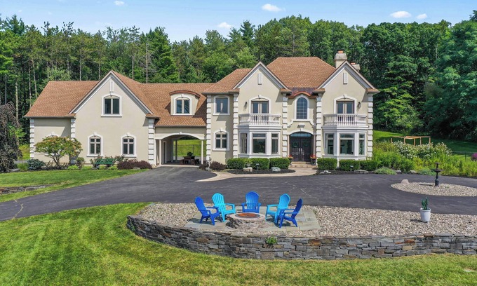 Town of Schodack House | Luxury 134-Acre Retreat 4 Homes Pool Pond