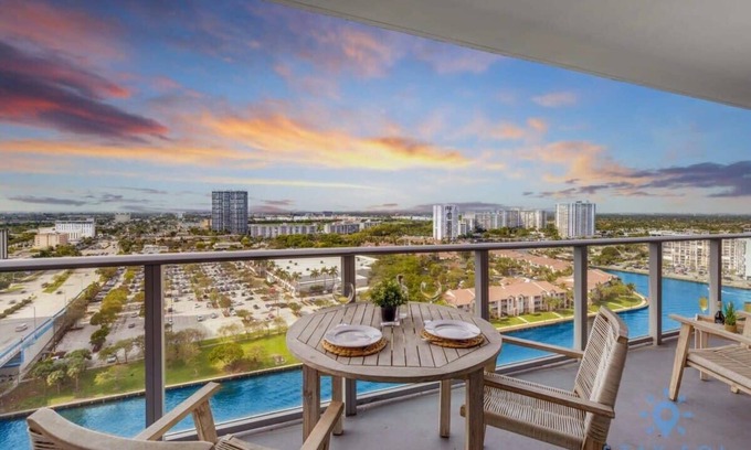 Hollywood South Central Beach Apartment | Luxury 1Br-Front Intracoastal View Balcony+ Pools