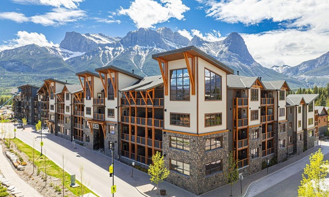 Canmore Condo | Luxury 1BR King Suite Hot Tub Couples Retreat Walk Main St Bridgette Bar