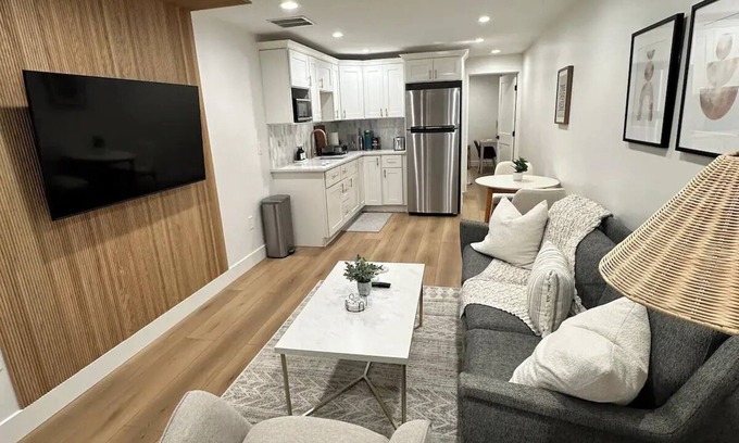 Herndon House | Luxury 2 Bed 1 Bath in Herndonnn