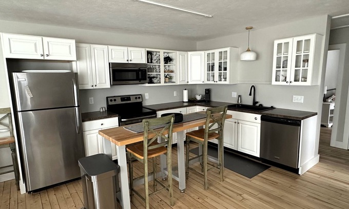 Northport House | Luxury 2 bed apt in Northport! Walk to everything (next door to Plover apt)