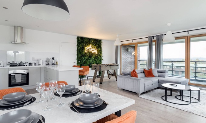 Milton Keynes Apartment | Luxury 2 bed, Central, Free Parking, Smart TV