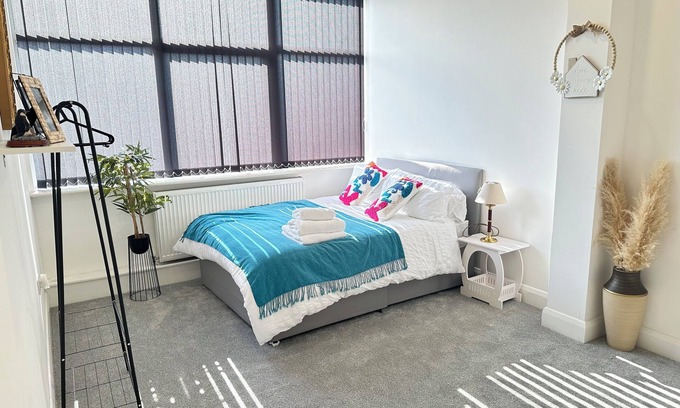 Dudley Apartment | Luxury 2 bed flat with a kitchen and its family friendly too!