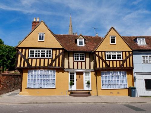 Saffron Walden House | Luxury 2 Bed Manor House Hot Tub Cinema Room SkyTV