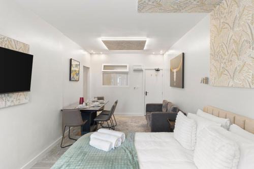 Portsmouth Apartment | Luxury 2 Bed Studio By Hms Warrior & Mary Rose