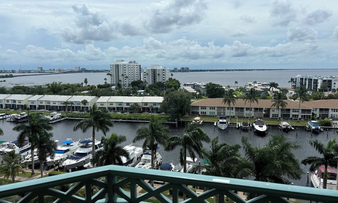 Fort Myers Condo | Luxury 2 bedroom, office space, tons of amenities. Garage parking. 30 day min.