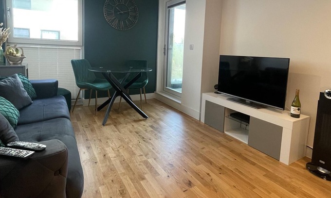 Stevenage Apartment | luxury 2-bedroom apartment balcony central