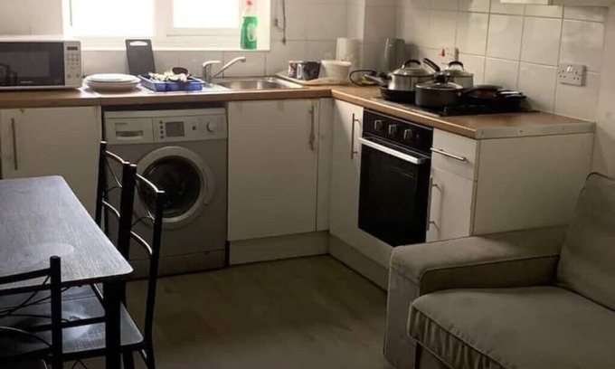 Clementswood Condo | Luxury 2 Bedroom Flat Near Rail Station in London