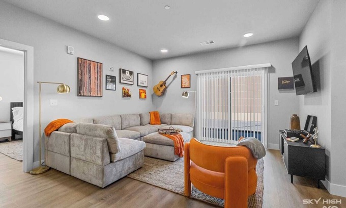 Bentonville Apartment | Luxury 2 King bed 2 bath Apt, Pool, Fire Pit, Top Golf, Walmart AMP, Free "P"