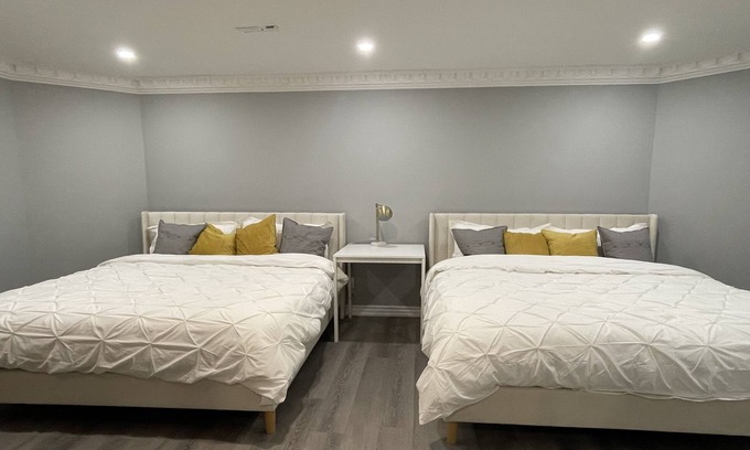 Markham Apartment | Luxury 2200Sq 3 Bedrooms (3 king Beds, 3rd with gymnasium)2 Full Baths Apartment