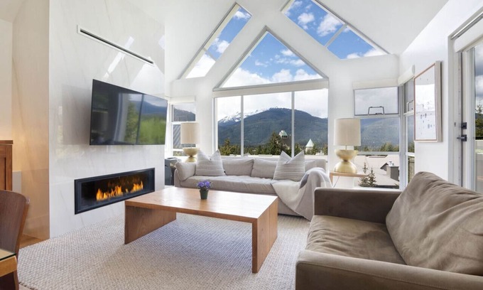 Blackcomb Apartment | LUXURY- 2BA/BA True Ski-in/Ski-out, HotTub&Pool