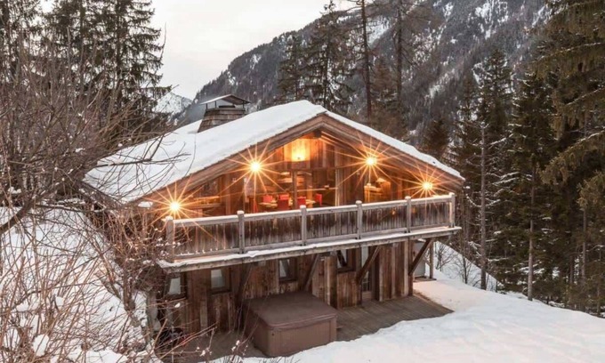 Les Bossons Ski Chalet | Luxury 3 bedroom chalet, jacuzzi, sauna