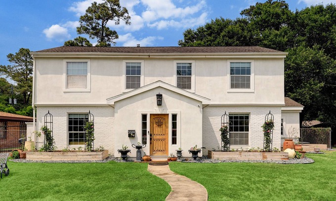 MacGregor House | Luxury 3-Bed Home & Edible Garden - 5 minutes from med center, nightlife & MORE!