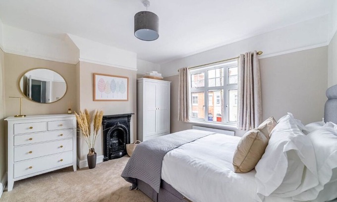Watford House | Luxury 3 bed house w/Parking, near Shops & Transport