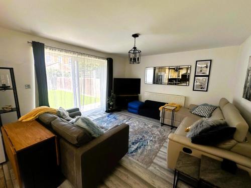 Cranbrook Apartment | Luxury 3-Bed Ilford Modern Comfort & Elegance