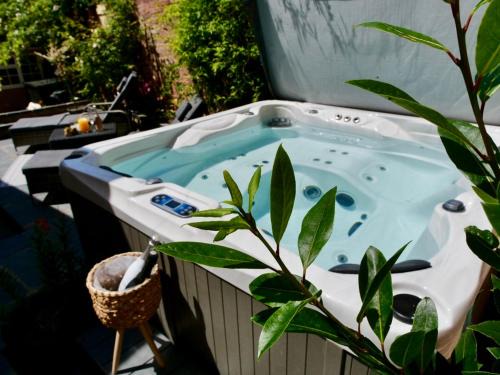 Saffron Walden House | Luxury 3 Bed Manor House Hot Tub Cinema Room SkyTV