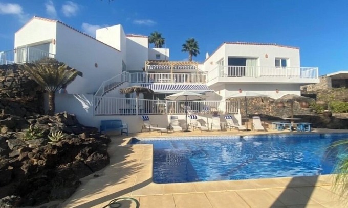 El Cotillo Villa | Luxury 3 bed villa with large pool in Fuerteventura sleeps 6/8 people