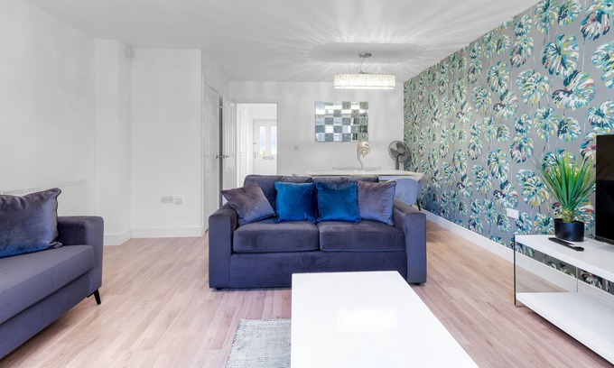 Leavesden House | Luxury 3 bedroom Serviced House Leavesden With 2 Bathrooms and Parking
