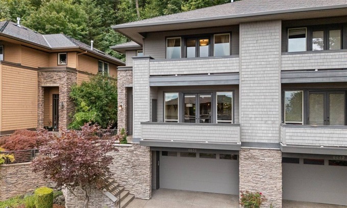 Northwest Portland House | LUXURY 3-bedroom townhome with office/WiFi, AC in fabulous Portland