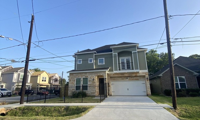 Southeast Houston Villa | Luxury 3bed 2.5bath home with Master balcony