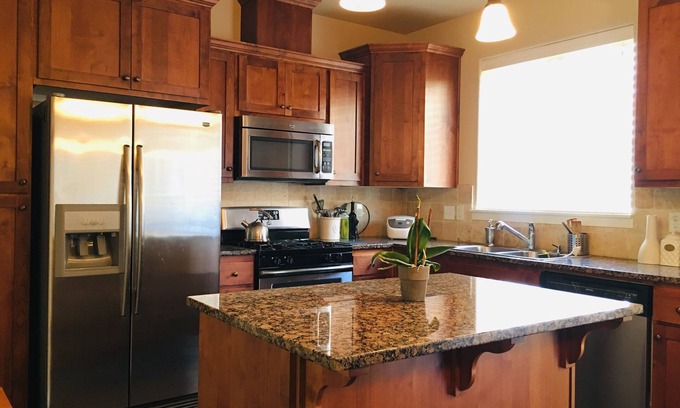 Five Oaks House | Luxury 3BR + Studio Townhome – Walk to Nike, MAX, Dining & More!