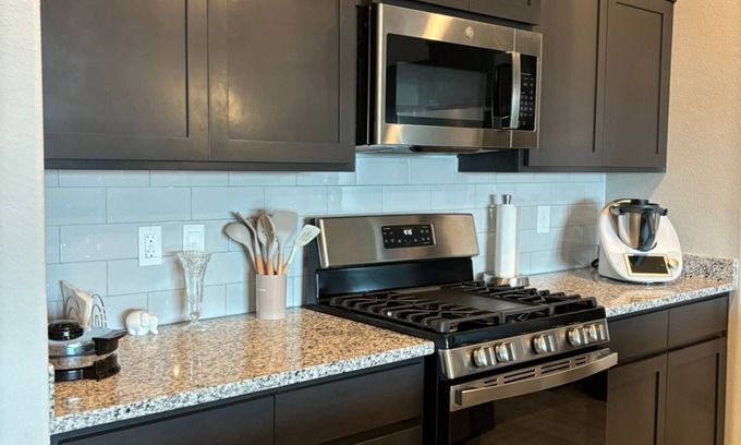 Chamberino House | Luxury 4-Bed Home, Family-Friendly, All Amenities & Close to Shopping Center