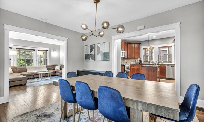 University Circle House | Luxury 4 BR Near Cleveland Clinic, UH & CWRU!