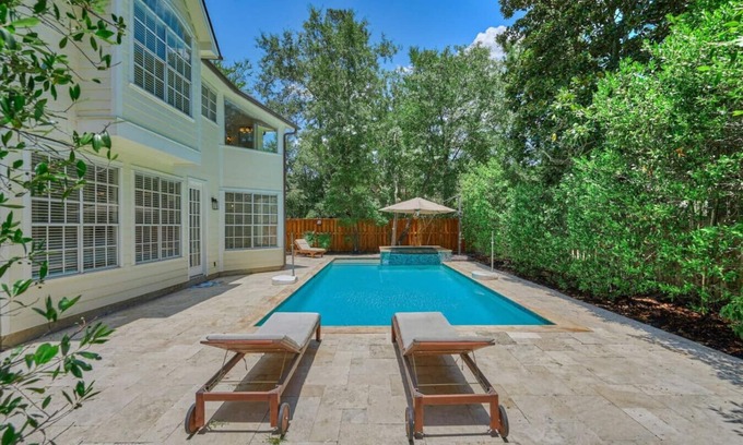 The Woodlands House | Luxury 4BR/3Bath with the heated pool and Spa