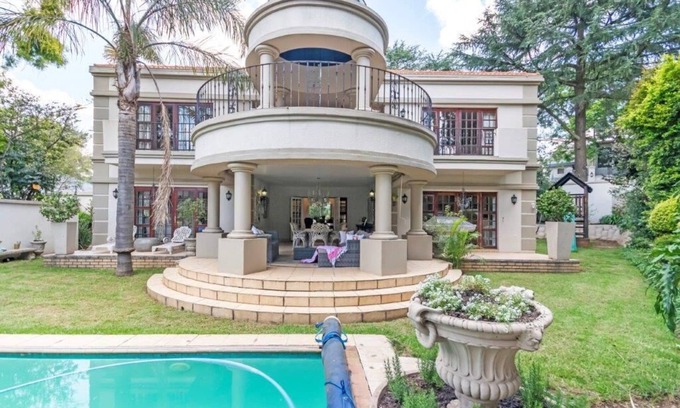 Greater Johannesburg Metropolitan Area House | Luxury 5-bedroom house with WiFi, Solar in Sandton