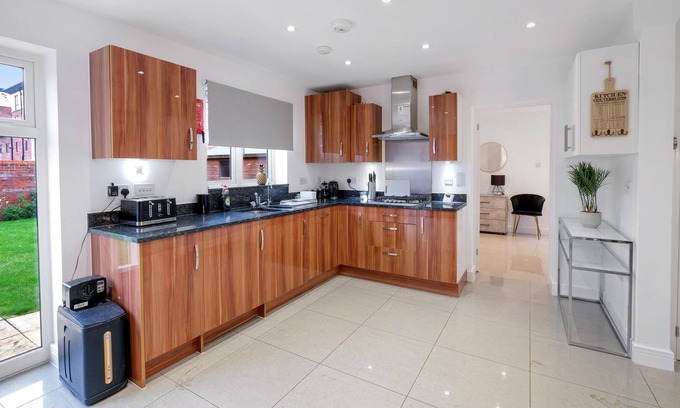 Leavesden House | Luxury 5 bedroom Serviced House Leavesden With 4 Bathrooms and Parking