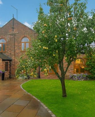 Northallerton House | Luxury 5 Star Holiday House with floodlit Tennis court - BRAND NEW