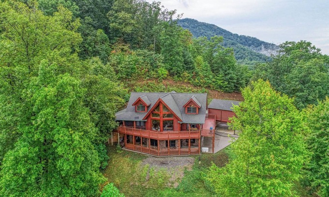 Gatlinburg - Pigeon Forge Cabin | Luxury 5000sqft 6 Acre Lodge with Views, Wildlife, 2 Game Rooms & Fast Internet!