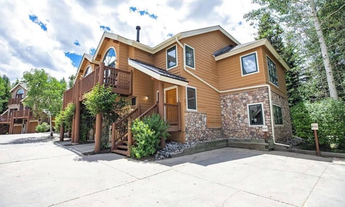 Four O'Clock House | Luxury 5BR Elk townhome, sleeps 14 w/hot tub, one block from Snowflake Lift