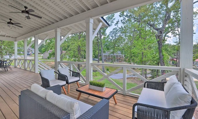 Dadeville House | Luxury 5BR Lake House w/Porch & Lake View
