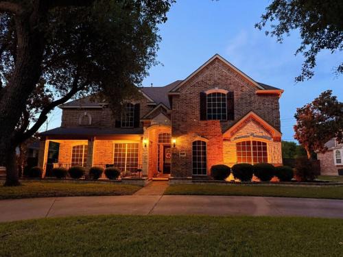 Rowlett House | Luxury 5BR Retreat, Kid's Playroom! Near Lake Hubbard, Vineyard Views