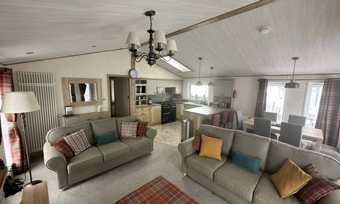 New Forest District Cabin | Luxury 6-8 Berth Lodge in the heart of the New Forest