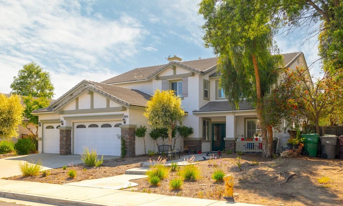 Menifee House | Luxury 6-Bedroom Home w Large 3-Cars Garage & Spacious Yard