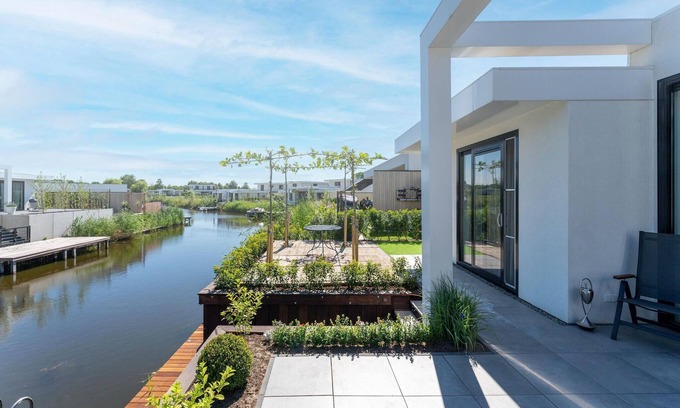 Zeewolde House | Luxury 6-person villa with jacuzzi, Green Egg barbecue and private jetty on the water. Enjoy comfort and peace during your holiday!