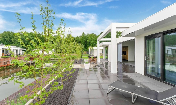 Zeewolde House | Luxury 6-person villa on the water with private jetty, spacious terrace with sunbeds and barbecue. Perfect for a relaxing holiday!