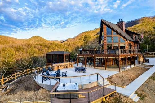 Milam House | Luxury A Frame 5BR Hot Tub & Mountain Views