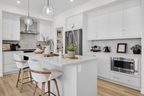 West Edmonton Villa | Luxury AC Sleeps 7