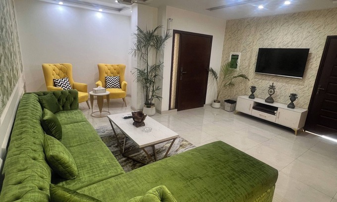 Lahore Apartment | Luxury Apartment,Central Lahore,Free Parking, free wifi, near all Attractions.