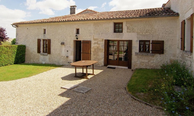 Saint-Preuil Villa | Luxury apartment with terrace, sauna, tennis, pool.