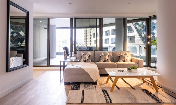 Melbourne Central Business District Apartment | Luxury Apartment with Big Balcony