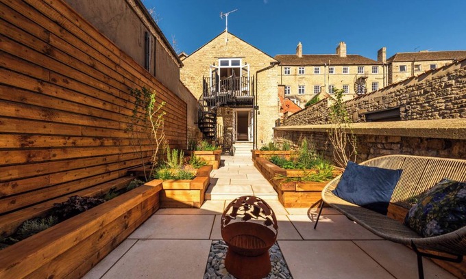 Stamford House | Luxury barn conversion is centre of historic Stamford