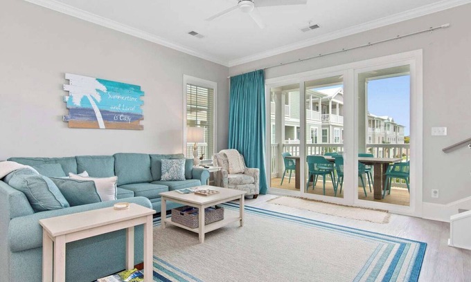 Emerald Isle Condo | Luxury Beach Condo | 5 Min Walk to Beach & Shops!